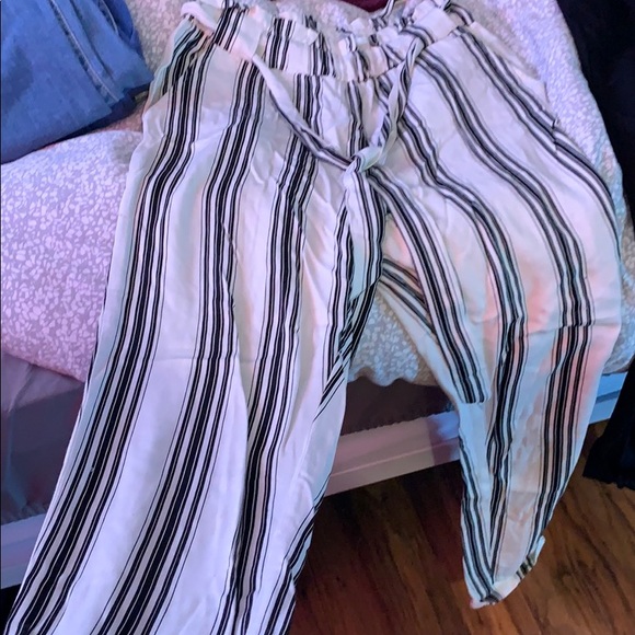 Loose black and white striped pants - Picture 2 of 3